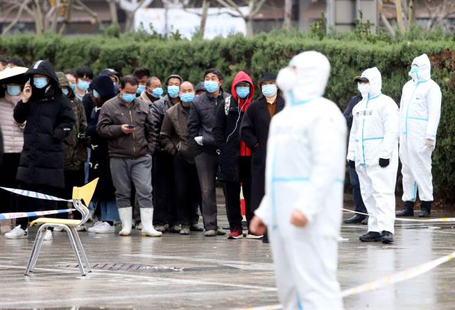 中國大陸驚傳冷凍食品雪糕外包裝驗出新冠病毒 1812箱已發售外省，圖為民眾等待核酸檢測取樣。(中新社)