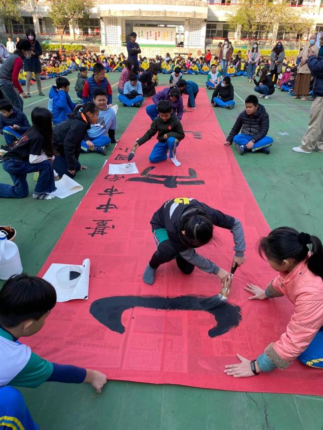 南屯国小今天于中庭举办「仟仟童戏墨嬉春，百年校名家挥毫」活动，现场邀集全校上千师生共集一堂，现场热闹非凡。（南屯国小提供）