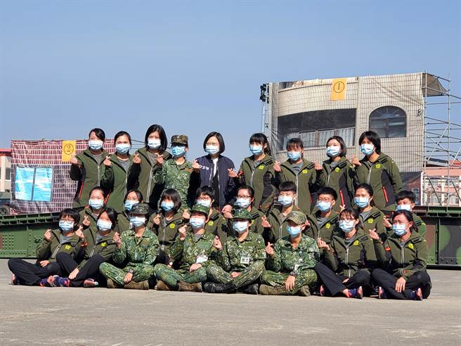 54工兵群看到蔡總統，唱了阿妹這首歌。曾薏蘋攝