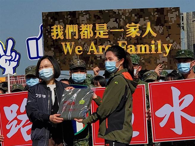 54工兵群看到蔡總統，唱了阿妹這首歌。曾薏蘋攝