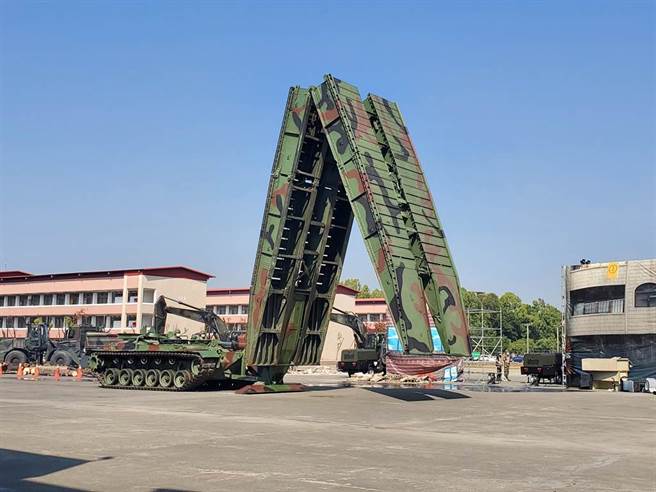 54工兵群看到蔡總統，唱了阿妹這首歌。曾薏蘋攝