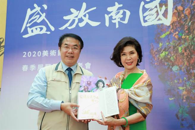 白嘉莉去年初访台南，促成首度到台南办画展的美事，她明天将在安平灵粮堂举办画展暨签书会。(台南市美术馆提供／曹婷婷台南传真)