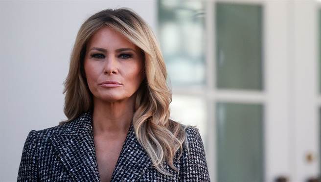 美国第一夫人梅兰妮亚2020年11月24日在白宫玫瑰花园的神情。（路透）