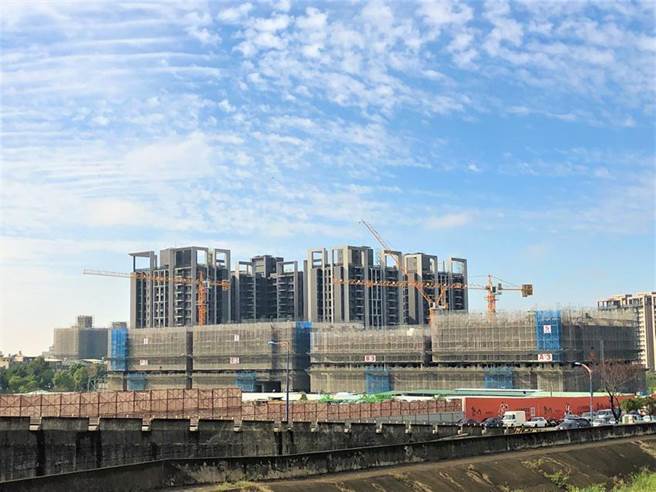 （随着营造成本两年涨三成，台中市区1字头预售价不再！图／曾丽芳摄）
