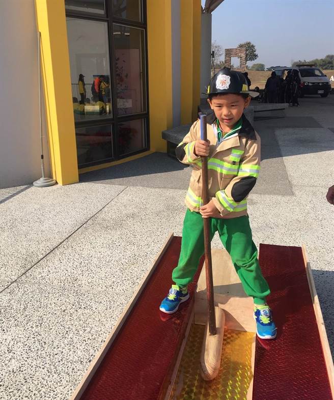 幼儿园小朋友体验消防员体能训练项目。(读者提供／刘秀芬台南传真)