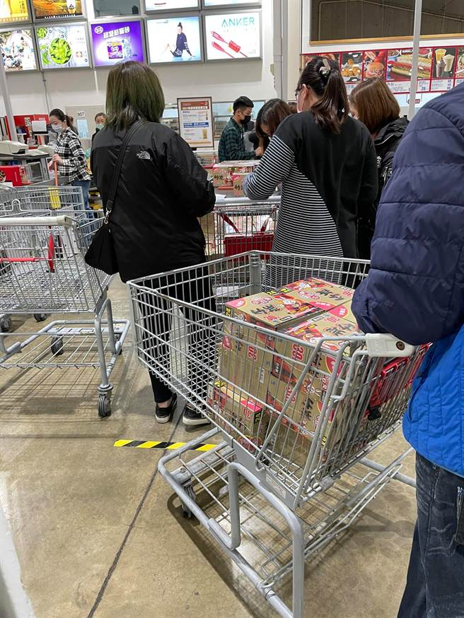 有民眾1分钟抢购40盒暖暖包，令不少网友看了直摇头。（图／翻摄自COSTCO 好市多 消费经验分享区）
