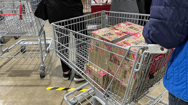 有民眾表示今早至好市多消费，才刚营业就有不少人衝进卖场疯抢暖暖包。（图／翻摄自COSTCO 好市多 消费经验分享区）