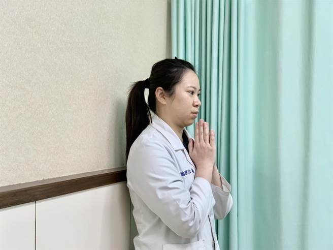 物理治疗师林惠玲示范第一招【缩下巴运动】：两眼平视前方，然后将整个头往后平移，可以用双手合十置于下巴前方做辅助，每下维持15秒，做15下。（柯宗纬摄）