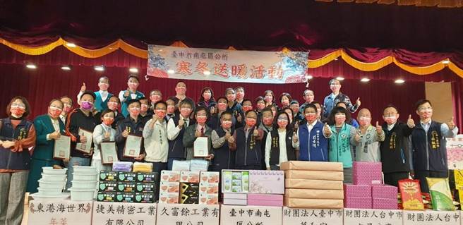 台中市南屯區公所今年召募125份春節物資年菜，15日舉辦「寒冬送暖愛心送到家活動」。（盧金足攝）