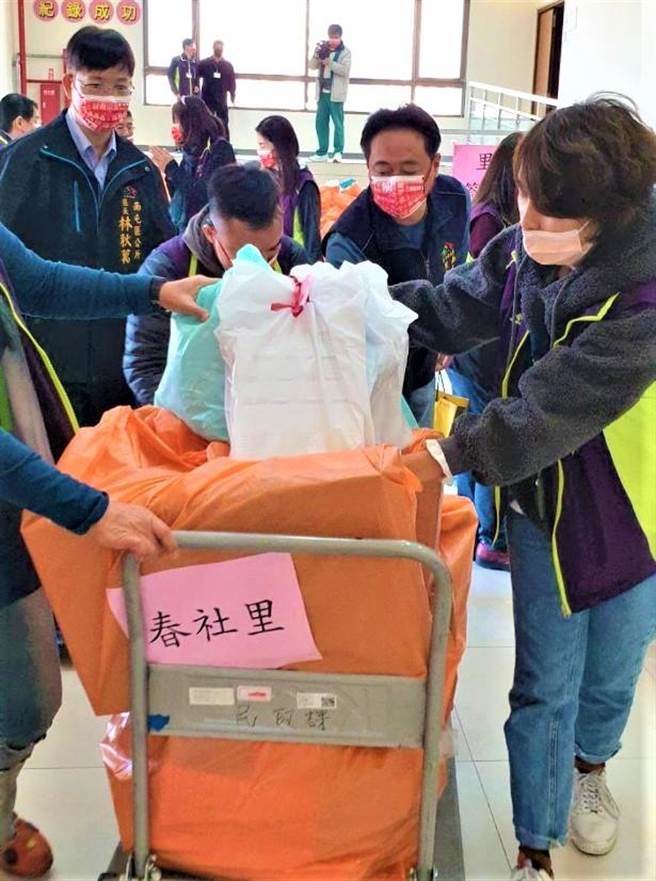 台中市南屯區公所區長林秋萬，感謝南屯區25名里長擔任愛心天使，像愛心小蜜蜂一樣在鄰里巷道穿梭，將物資一一送到家。（盧金足攝）