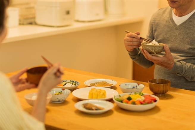 营养学博士的「太极饮食法」 让他白髮变黑、外貌年轻15岁。(示意图/Shutterstock)