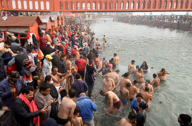 印度每年1月14日庆祝桑格拉提节(Makar Sankranti，意为转变之日)，今年有许多人仍无畏疫情进入恒河沐浴象徵身心受洗礼。(路透)