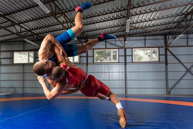 一名摔角手使用大腿鎖住對手頸部猛力施力，沒想到9秒後左大腿當場斷成2截。（示意圖／達志影像）