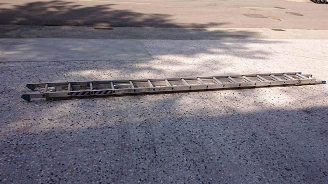 民进党台中市议员忧心，台中市救灾逃生使用的消防梯以不耐热、不耐重的双节梯为主，要求市府尽速採购耐热、耐重的美式梯。（台中市议员赖佳微服务处提供／卢金足台中传真）