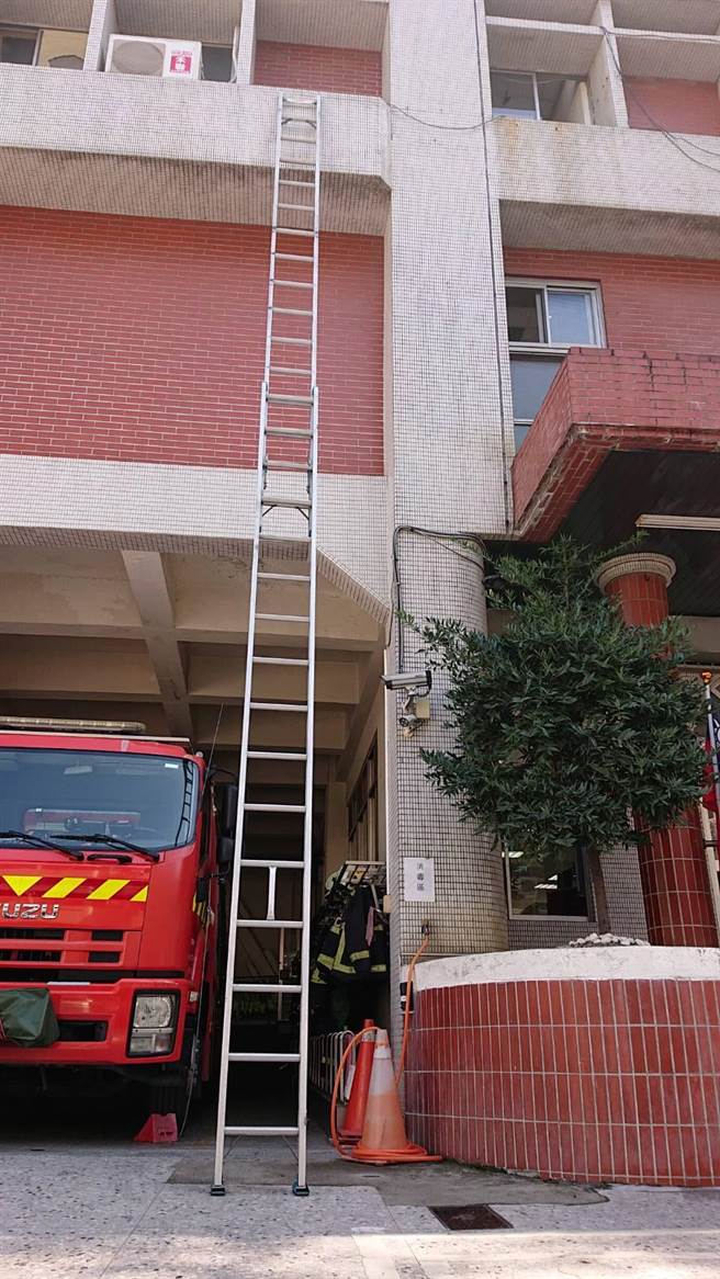 民进党台中市议员要求市府採购耐热、耐重的美式梯，确保消防弟兄及被救者安全。（台中市议员赖佳微服务处提供／卢金足台中传真）