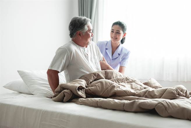 老翁控诉次子拿到房产后，未遵守约定每月付9000元奉养，失踪不见人影。（示意图／shutterstock）