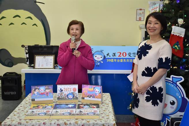 大汉之音台长陈裕美代表捐赠义卖月历所得给后龙圣方济育幼院。（谢明俊摄）