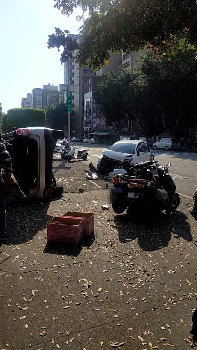 北区孔庙旁15日发生2车碰撞车祸，休旅车当场翻覆。（读者提供／张妍溱台中传真）