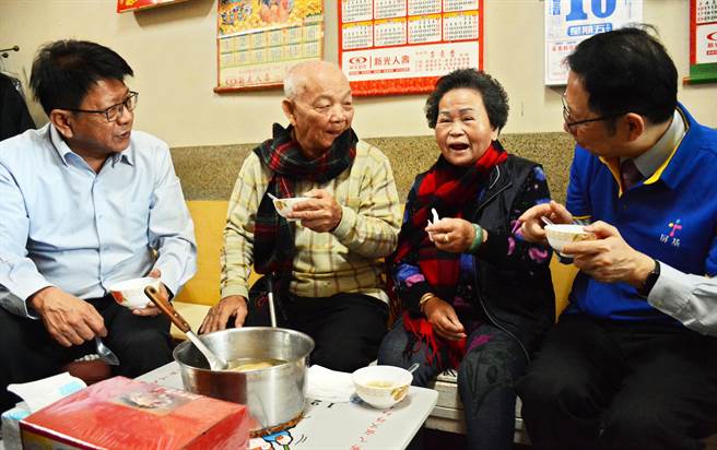 屏县府与屏基合作，在寒冬中送鸡汤到长辈家中，喝一口热汤，不仅暖胃也暖心。（林和生摄）