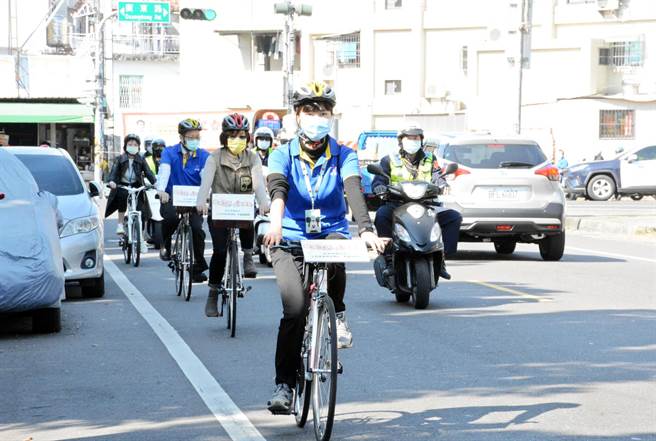屏基为缅怀外国宣教士透过脚踏车把医疗、福音带到偏远部落，因此发想单车送鸡汤活动，一办就是19年。（林和生摄）