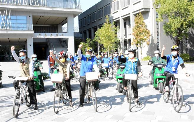 屏基与屏县府合作举办鸡汤送暖活动，今年将有3332户长辈受惠。（林和生摄）