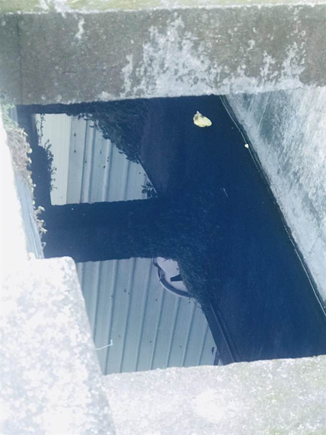 水沟变色情形。（台北市环保局提供／张立勋台北传真）