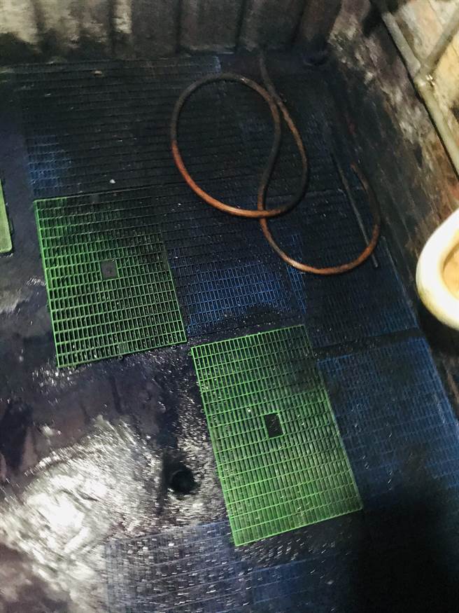 清洗网版现场及排放口。（台北市环保局提供／张立勋台北传真）