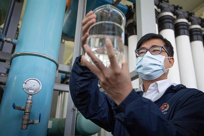 再生水厂将处理过的污水，透过快滤、UF（中空丝膜）、RO（逆渗透）三道工法滤出纯净的工业用水，品质纯净稳定且优于自来水。（袁庭尧摄）