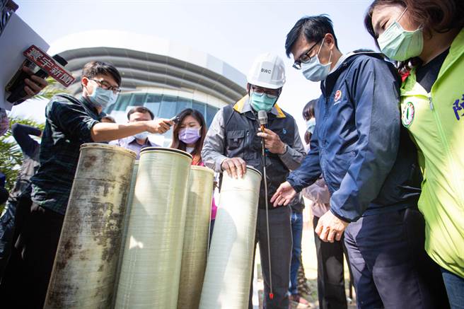 高雄市长陈其迈15日视察凤山水资源中心，了解再生水厂运作现况以及因应污染事件作为。（袁庭尧摄）