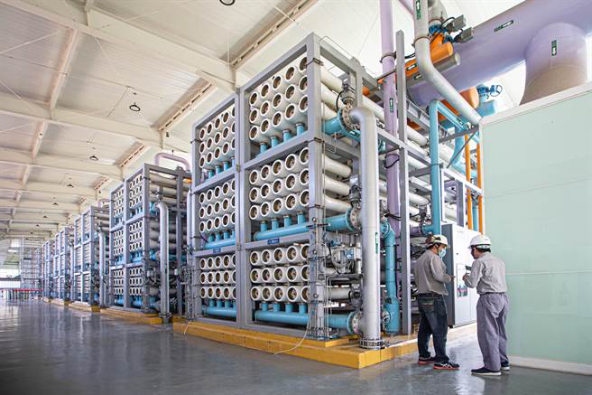 再生水厂将处理过的污水，透过快滤、UF（中空丝膜）、RO（逆渗透）三道工法滤出纯净的工业用水，品质纯净稳定且优于自来水。（袁庭尧摄）