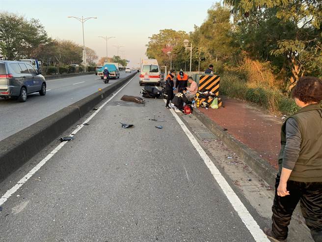 彰化东外环，44岁张姓汽车驾驶先撞到一头水鹿，40岁黄姓女驾驶復撞击二次，22岁王姓机车骑士再三次撞击 ，水鹿死亡，骑士受伤送医。（彰化警分局提供／吴敏菁彰化传真）