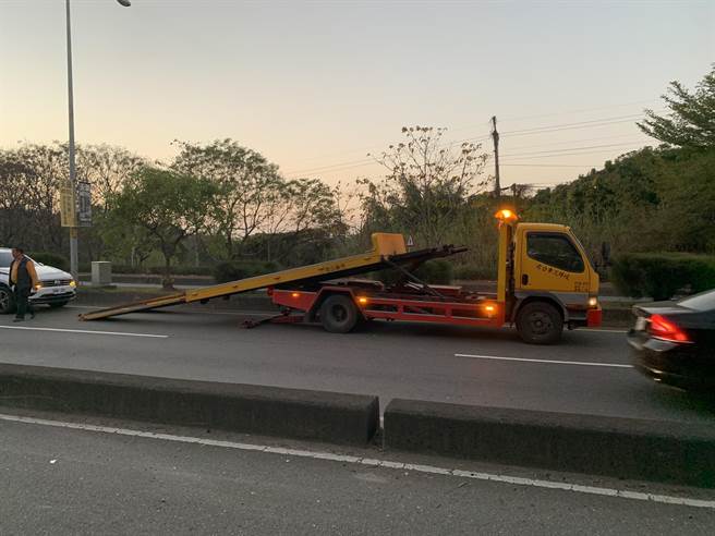 彰化东外环，44岁张姓汽车驾驶先撞到一头水鹿，40岁黄姓女驾驶復撞击二次，22岁王姓机车骑士再三次撞击 ，水鹿死亡，骑士受伤送医。（彰化警分局提供／吴敏菁彰化传真）