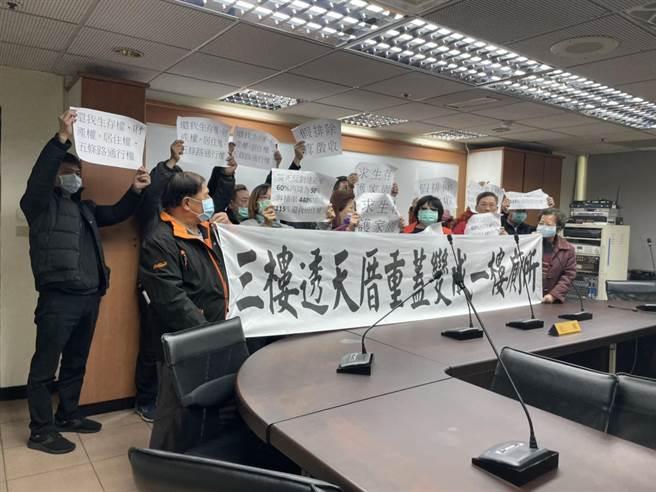 10余名已被排除重画区外的合法住户原打算前往说明会，遭警方带至5楼会议室。（李俊淇摄）