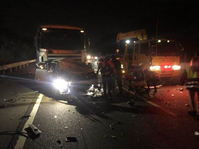 关庙区国道3号353.8南下，晚间6点传出一起砂石车与自小客追撞事故。（台南市消防局提供／曹婷婷台南传真）