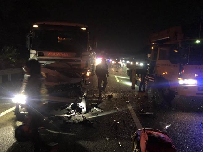 关庙区国道3号353.8南下，晚间6点传出一起砂石车与自小客追撞事故。（台南市消防局提供／曹婷婷台南传真）