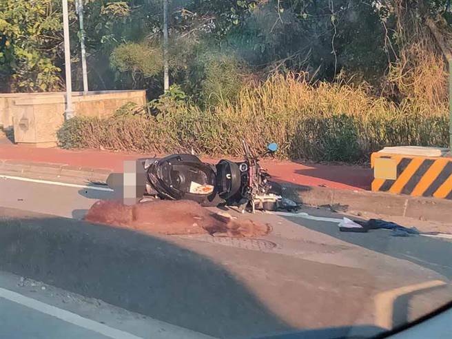 彰化东外环，44岁张姓汽车驾驶先撞到一头水鹿，40岁黄姓女驾驶復撞击二次，22岁王姓机车骑士再三次撞击 ，水鹿死亡，骑士受伤送医。（花坛人俱乐部提供／吴敏菁彰化传真）