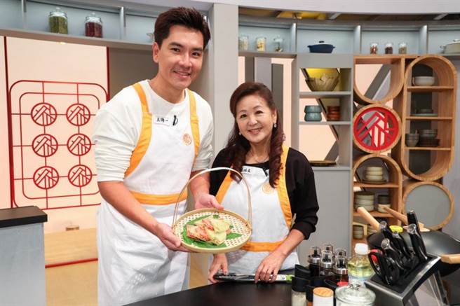 王传一（左）与岳母李瑞美上《鸿门家宴》展现好厨艺。（卫视中文台提供）