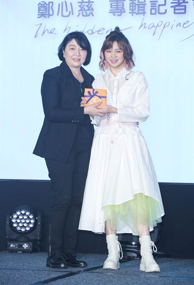 郑心慈发行首张专辑，举办发片记者会，老板亲自送上礼物。（吴松翰摄）