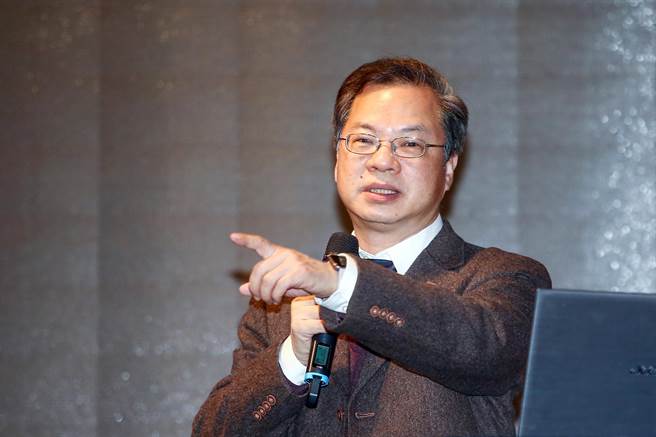 國發會主委龔明鑫稱，綠能進度落後是因過去1年因疫情實施邊境管制，很多工程師沒有辦法來台灣。(本報系資料照)