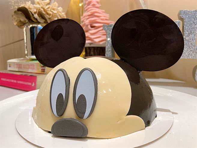 「又见米奇-香草太妃糖蛋糕」除了立体逼真的米奇造型吸睛，更连内馅都藏着满满惊喜。（图／杨婕安摄）