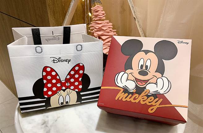 从提袋都纸盒都是米奇元素，保证令迪士尼控陷入疯狂。（图／杨婕安摄）