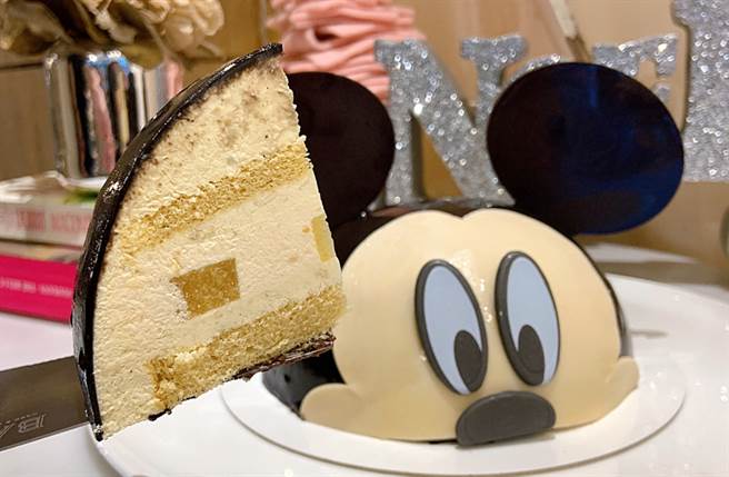 除了太妃糖戚风蛋糕，还有一层甜而不腻的香草燕麦慕斯，加上第二层柚子慕斯与柚子泥库利，增添法式软糖般的口感。（图／杨婕安摄）