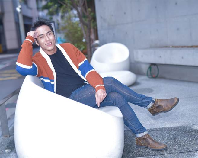 金鐘迷你視帝莊凱勛在公視《天橋上的魔術師》飾演魔術師一角。（公視提供）