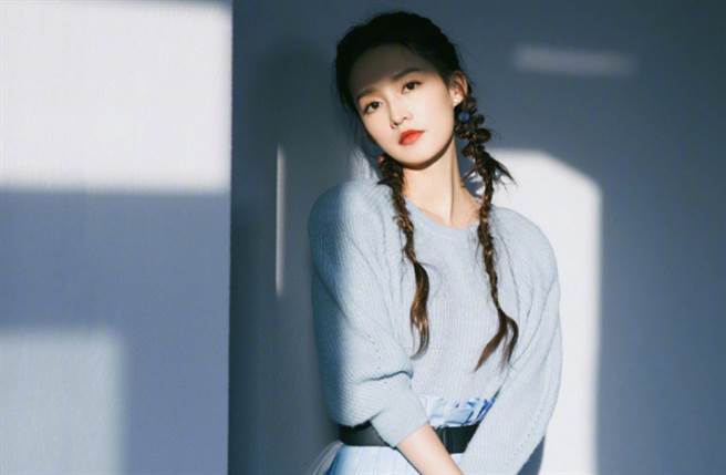 大陆女星李沁因出演宫廷剧《如懿传》中的后宫第一美人「寒香见」爆红，靠着高顏值及好身材受封「最美香妃」。（图／摘自微博@李沁）