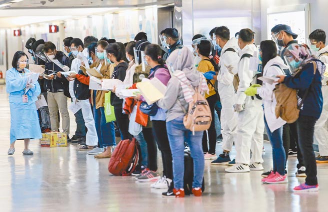 圖為印尼移工入境時，由勞動部委外工作人員發資料，辦理入境手續。（中時報系資料照片）