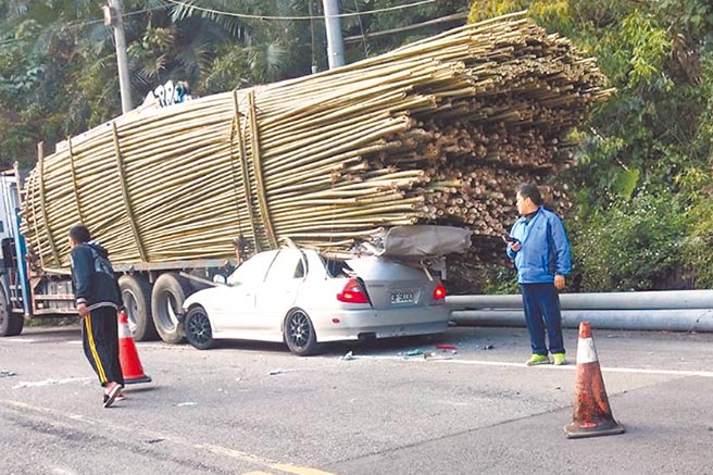 尖石竹60线发生死亡车祸，35岁男子开车撞入载竹子的大货车底下，被竹子刺穿头部死亡。（翻摄网路／罗浚滨新竹传真）