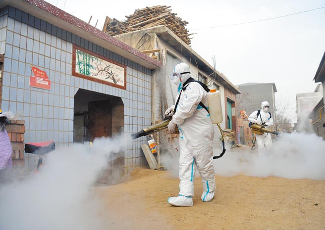 大陆这波疫情重灾区，河北石家庄一夜之间按下「暂停键」，并启动全员核酸检测。图为中国红十字会志愿服务队，在石家庄新乐市芦新村展开防疫消毒工作。（新华社）