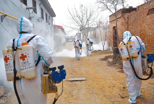 图为中国红十字会志愿服务队在河北石家庄新乐市开展防疫消毒工作。（新华社）
