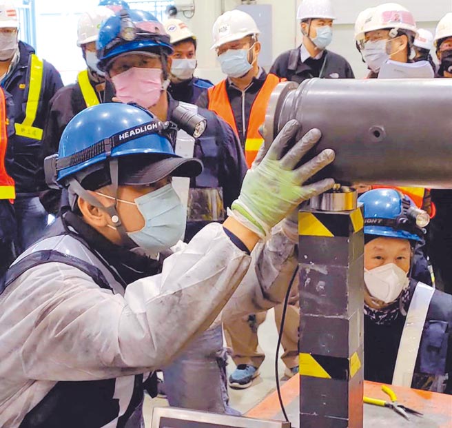 台中捷运公司与北捷局、川崎重工等工程人员进行升级轴心更换作业。（中捷公司提供／林欣仪台中传真）