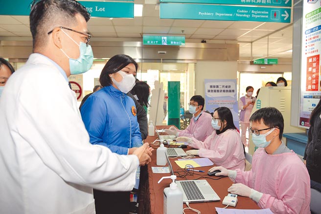 云林县长张丽善（左二）巡视台大医院云林分院，并为医护人员加油打气。（张朝欣摄）